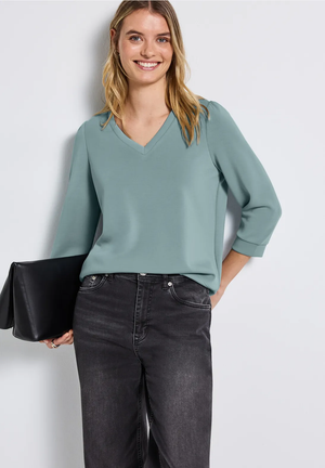 T-Shirt L. Jeans